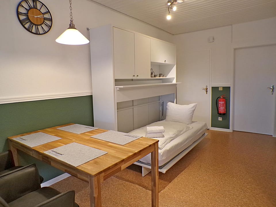Bed, Photo of the whole room, Seating area, Dining area, Bedroom
