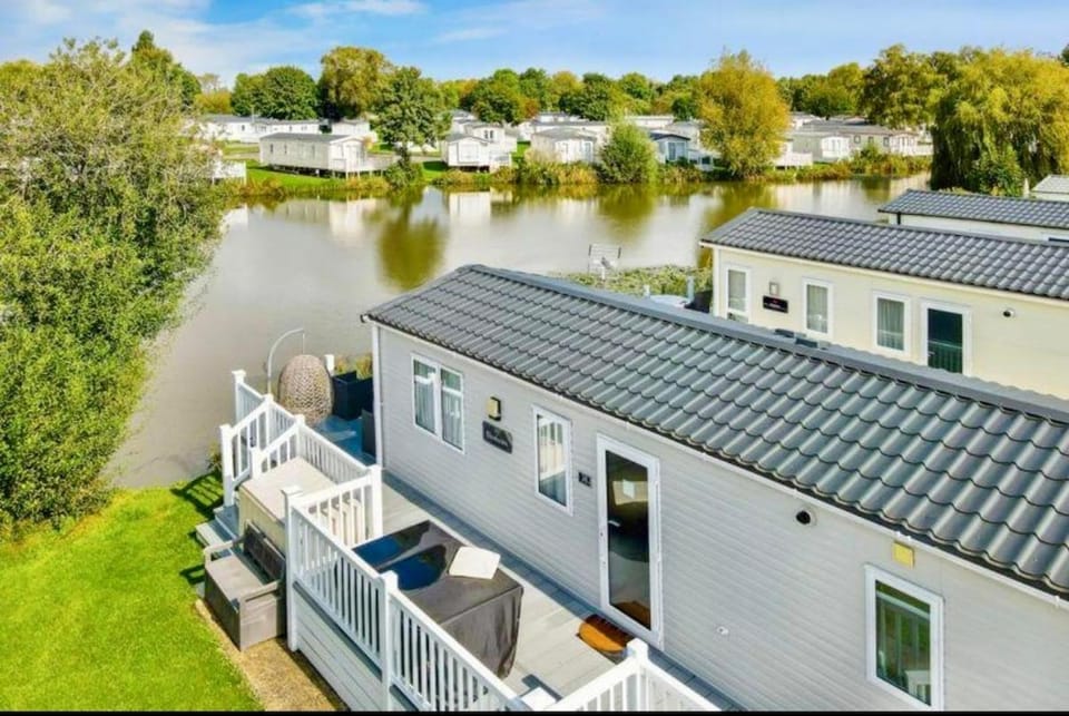 Exquisite Lake lodge in Hoburne Holiday Resort - Valentino Rose Lodge House in Cotswold District
