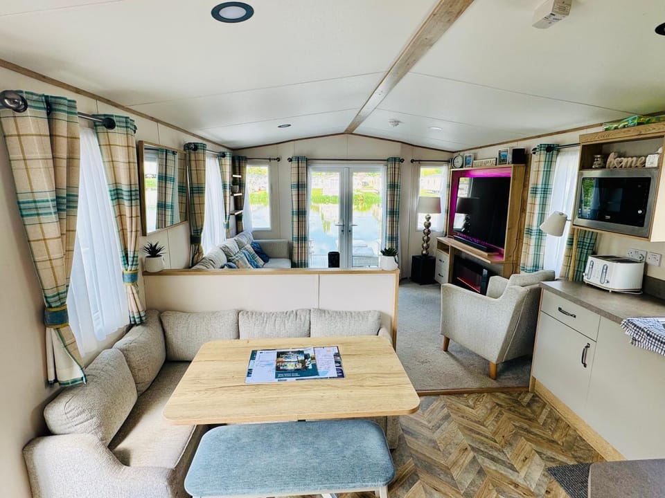 Exquisite Lake lodge in Hoburne Holiday Resort - Valentino Rose Lodge House in Cotswold District
