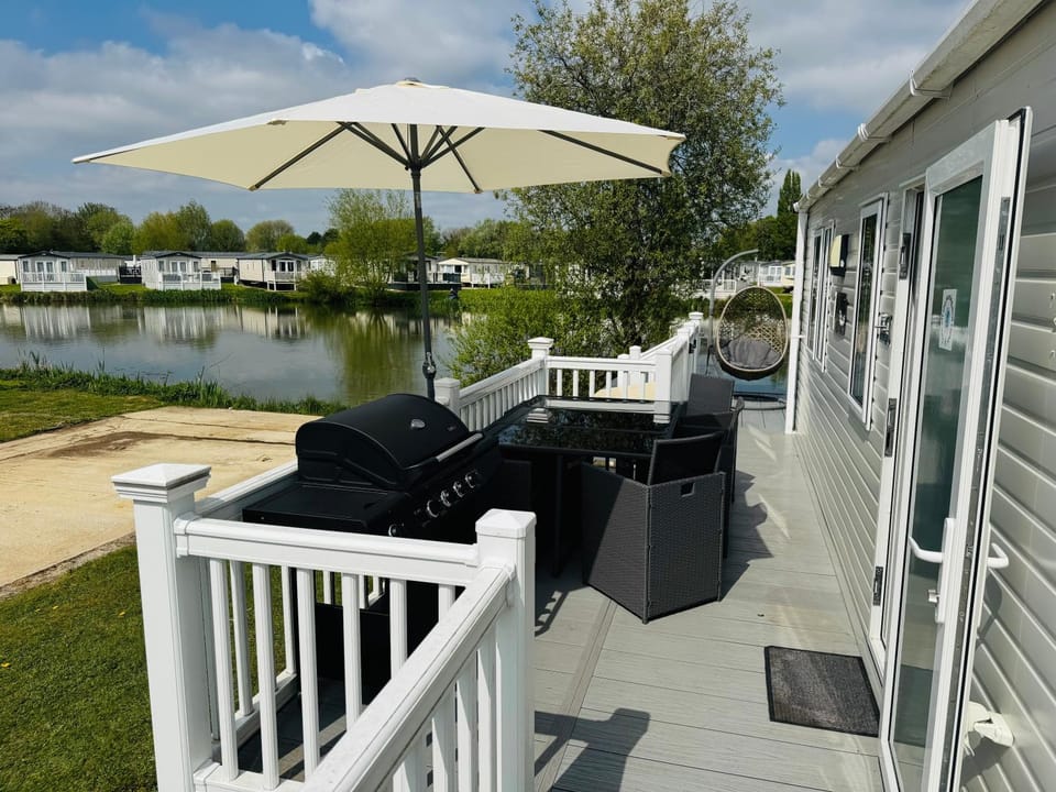 Exquisite Lake lodge in Hoburne Holiday Resort - Valentino Rose Lodge House in Cotswold District