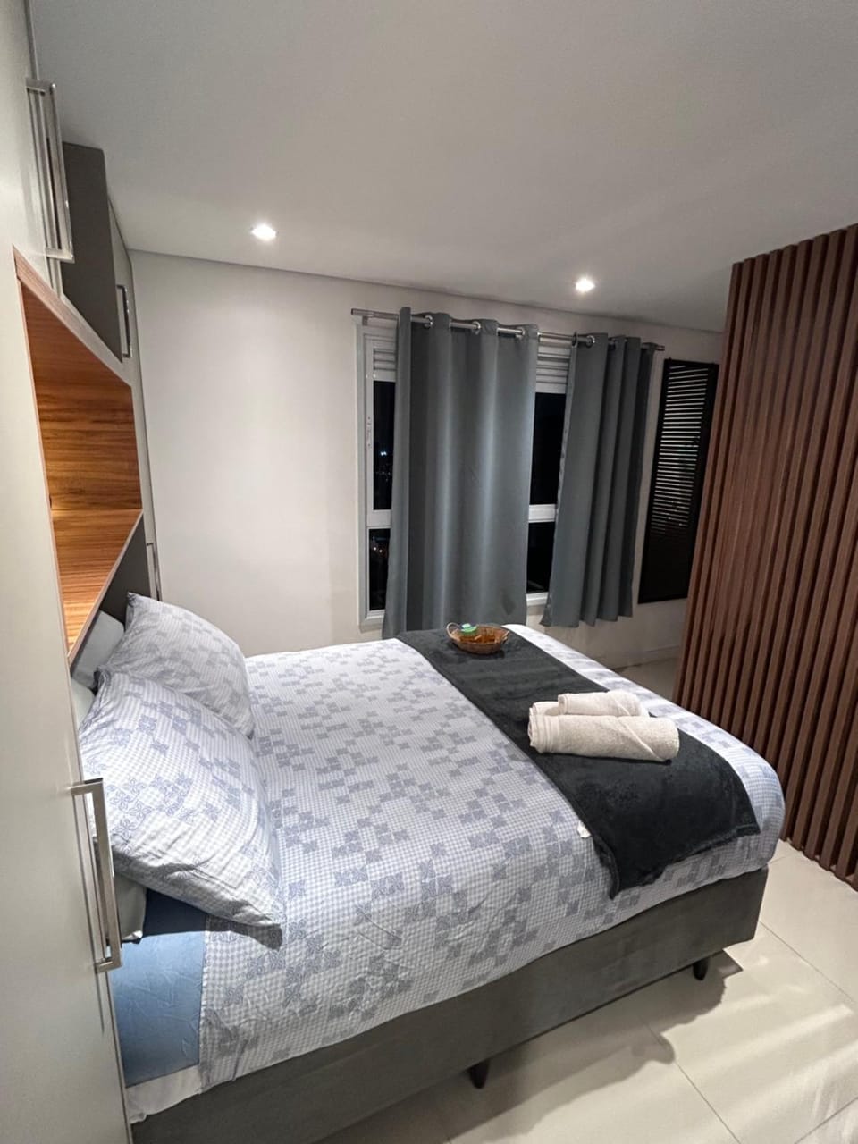 Studio 124 luxuoso, novo, bem equipado com ar condicionado e cozinha completa - Centro Mogi Apartment in Mogi das Cruzes