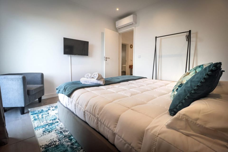 Bed, TV and multimedia, Bedroom