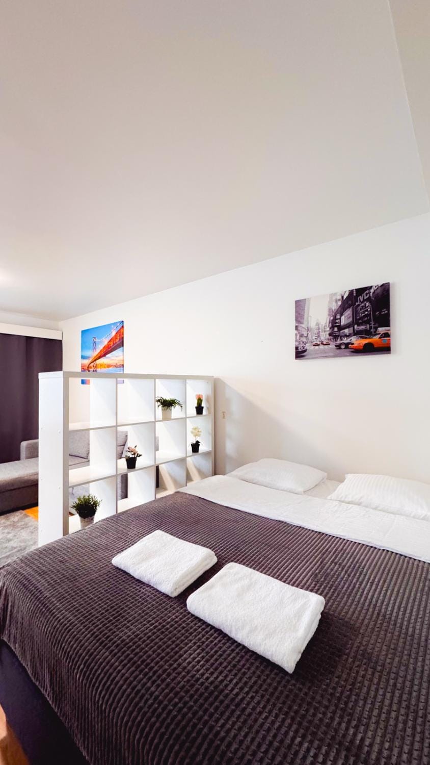 Bed, Bedroom, towels