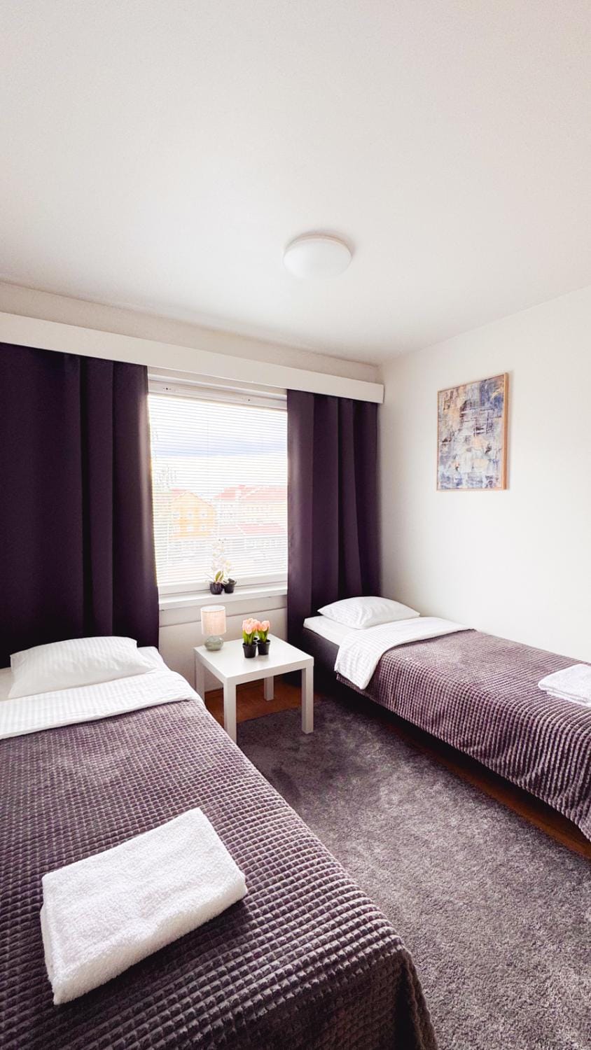 Bed, Bedroom, towels