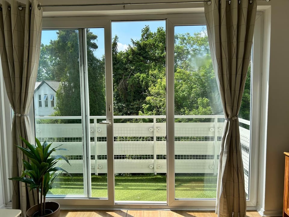 Spacious & peaceful 2Bed with balcony, close to town Apartment in Reading