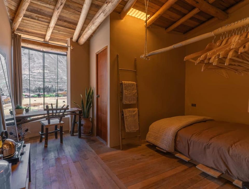 Cosy Room with Bathroom in Prime Area Apartment in Pisac