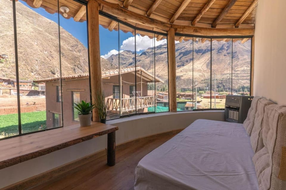 Cosy Room with Bathroom in Prime Area Apartment in Pisac