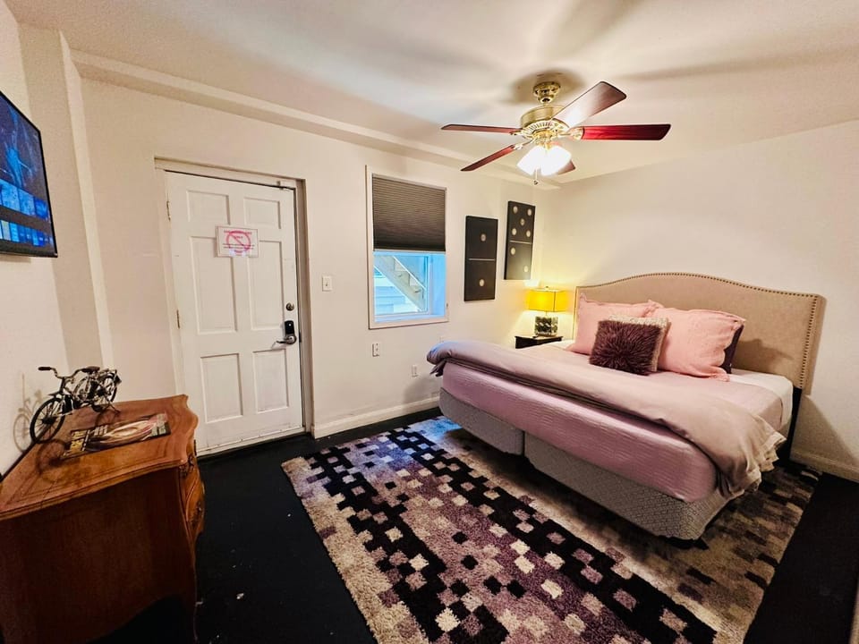Bed, TV and multimedia, Bedroom