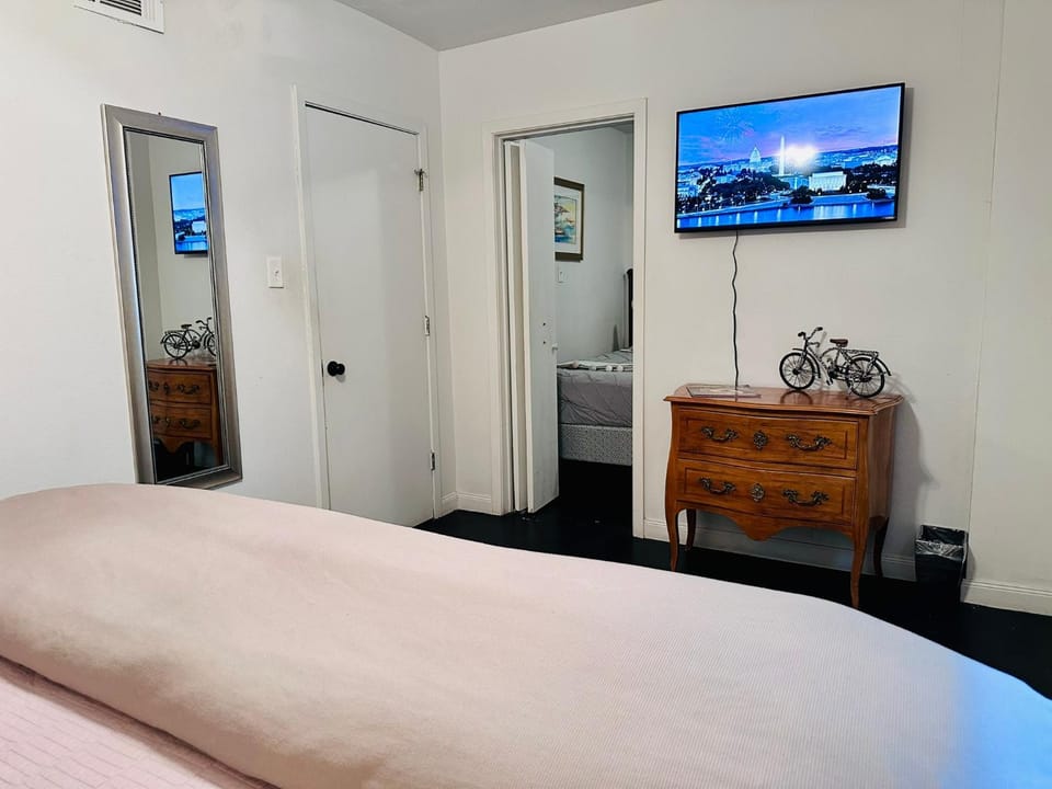 Bed, TV and multimedia, Bedroom