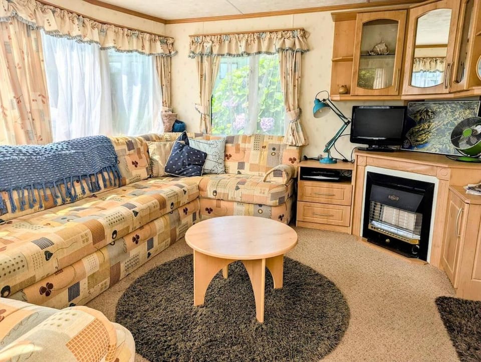Family-Friendly Woodland Caravan Pool & Bar Chalet in Bryn-Crug