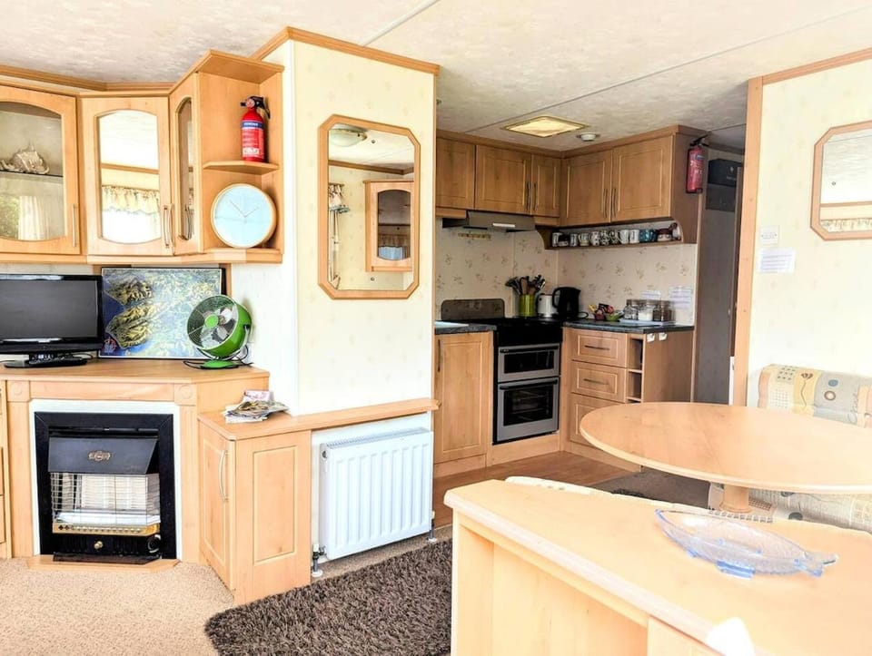 Family-Friendly Woodland Caravan Pool & Bar Chalet in Bryn-Crug