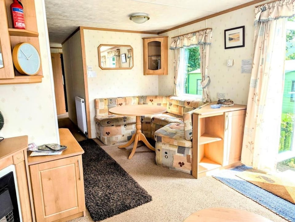 Family-Friendly Woodland Caravan Pool & Bar Chalet in Bryn-Crug