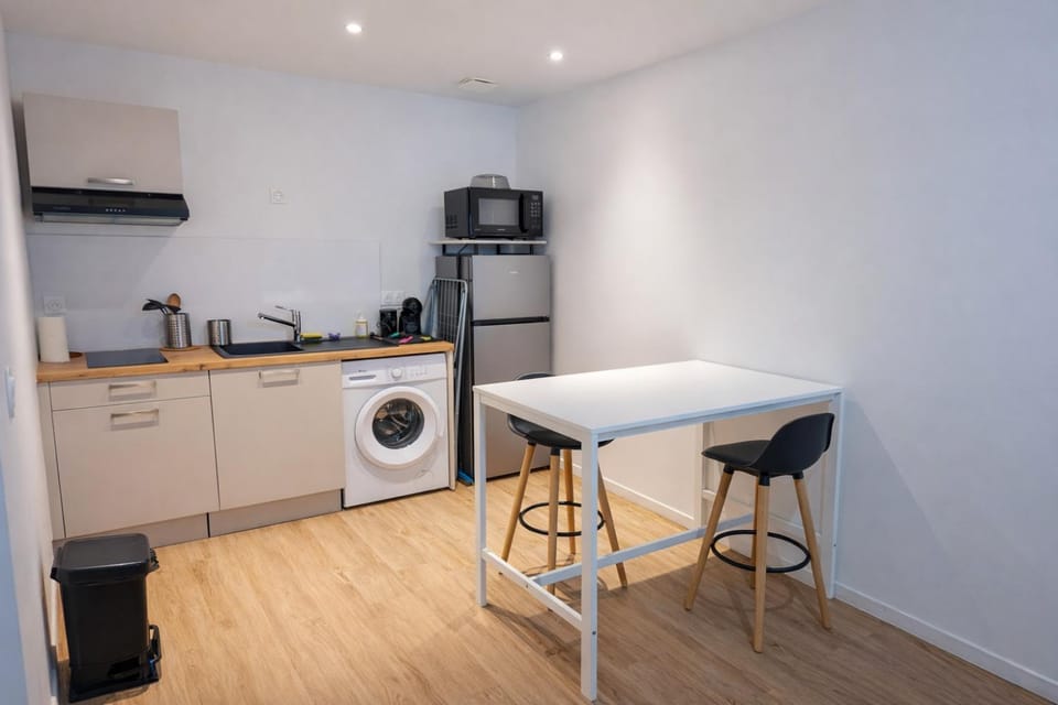 Coffee/tea facilities, Dining area, internet, microwave, stove, toaster, washing machine, kitchen