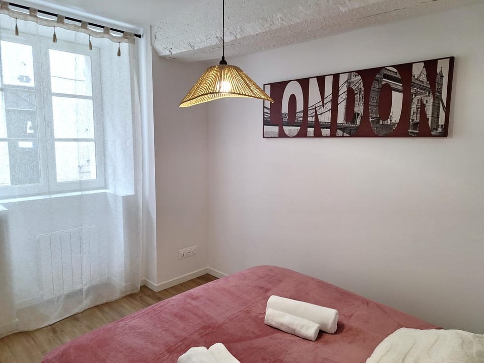 Bed, Photo of the whole room, Bedroom, internet, storage, towels, wardrobe