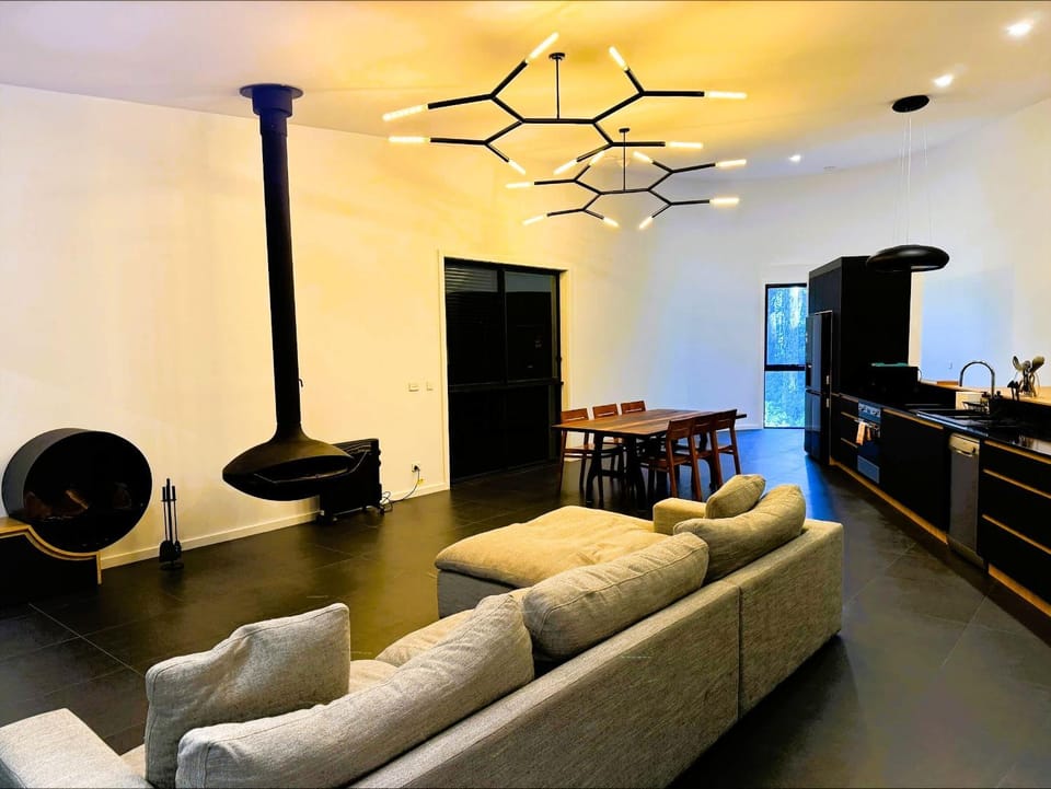 Kitchen or kitchenette, Living room, Seating area, Dining area, oven