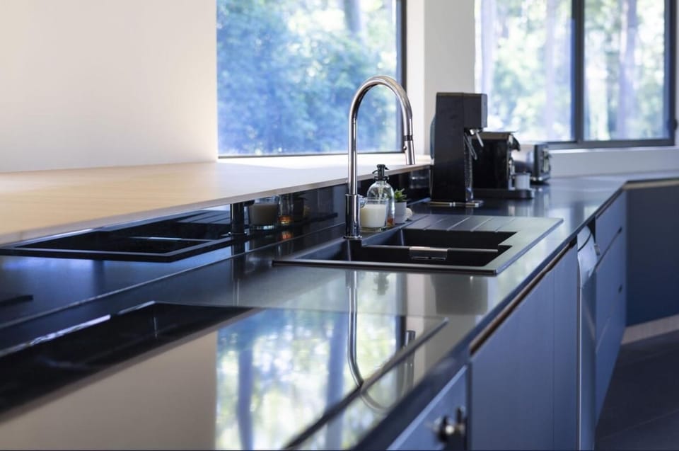 Kitchen or kitchenette, dishwasher, stove