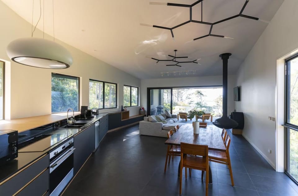 Kitchen or kitchenette, Living room, Seating area, Dining area, stove