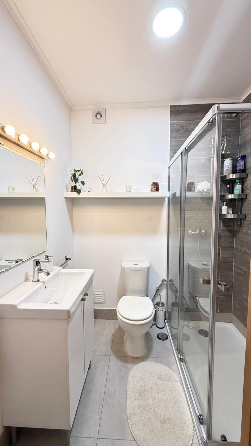 Shower, Toilet