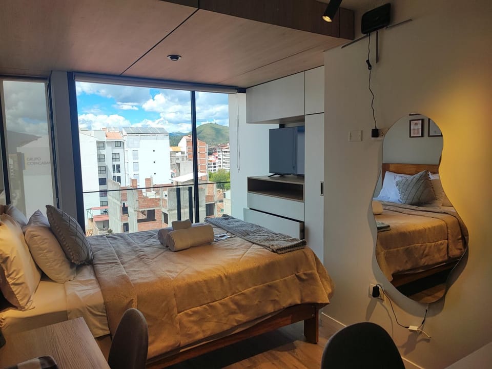 Bed, TV and multimedia, Bedroom
