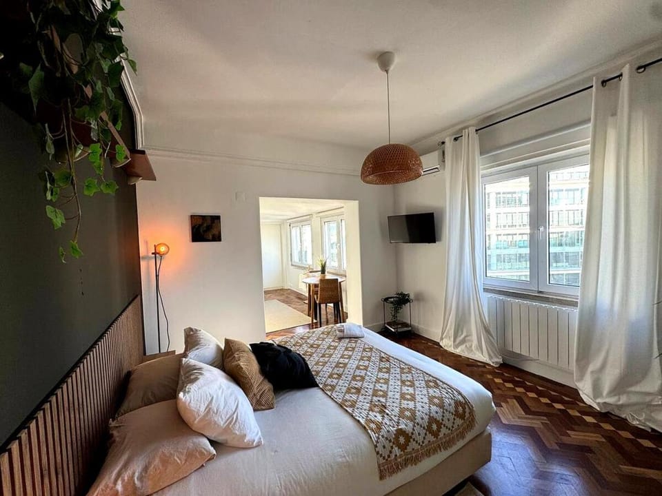 Bed, TV and multimedia, Photo of the whole room, Bedroom, towels