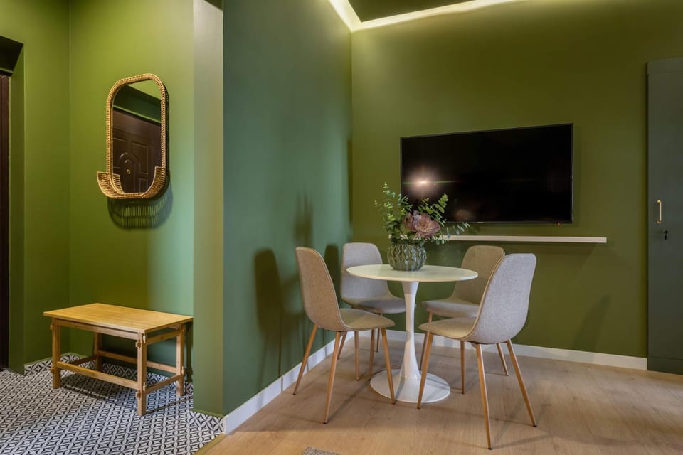 TV and multimedia, Living room, Seating area, Dining area