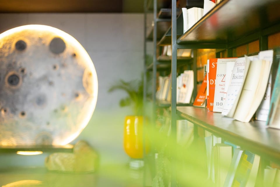 Restaurant/places to eat, Lounge or bar