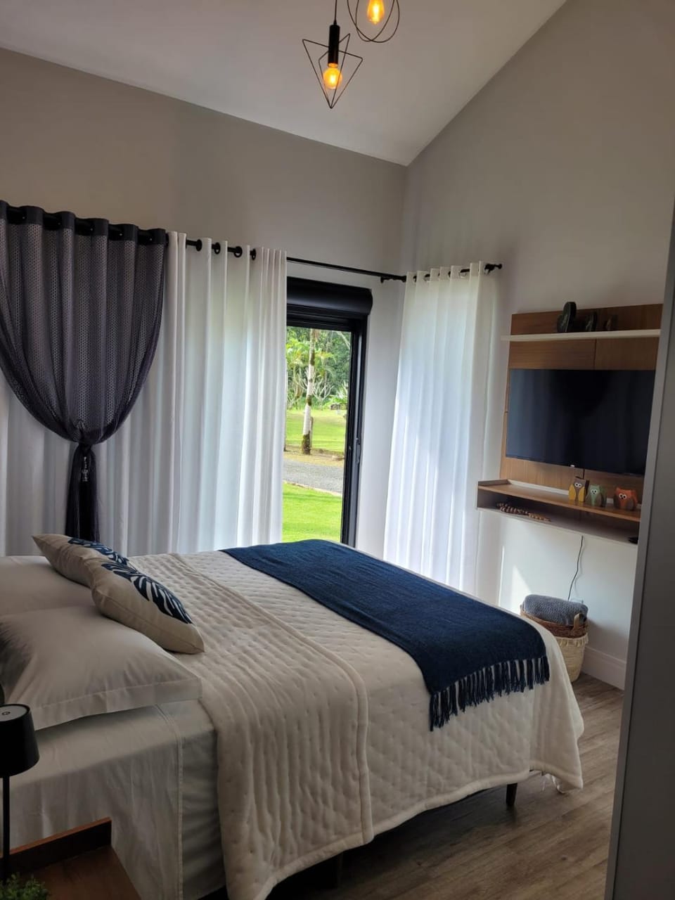 Bed, Photo of the whole room
