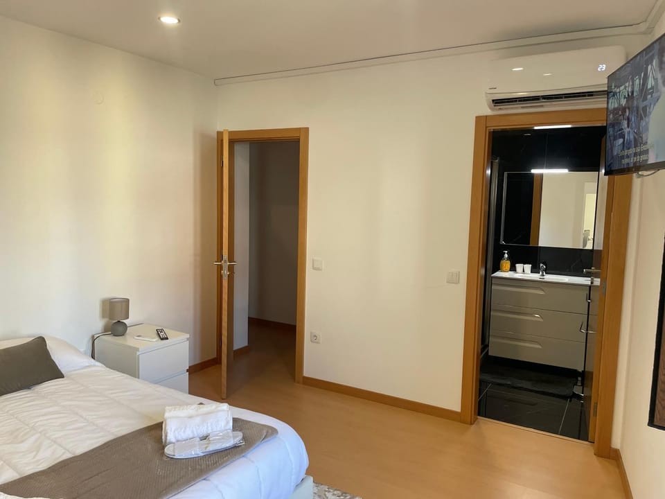 Bed, Bathroom, Bedroom, towels