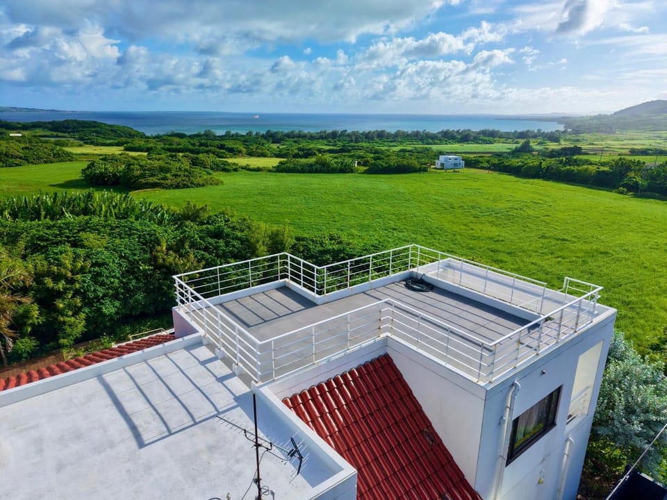 Property building, BBQ facilities, Balcony/Terrace, Photo of the whole room, Decorative detail, Garden view, Mountain view, Sea view, children, young children, group of guests, internet, stove, toaster, towels, laundry, washing machine, kitchen, air conditioner