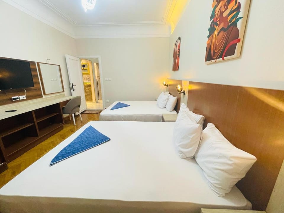 Bed, TV and multimedia, Photo of the whole room, Bedroom