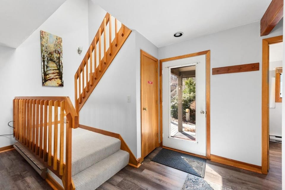 Charming Townhouse with Shared Pool House in Gilford