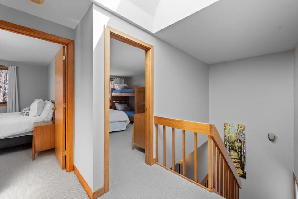 Charming Townhouse with Shared Pool House in Gilford