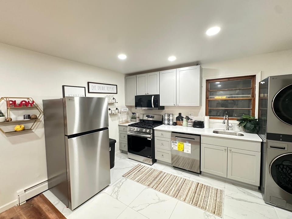 Kitchen or kitchenette, dishwasher, minibar, oven, stove, toaster, washing machine, dryer