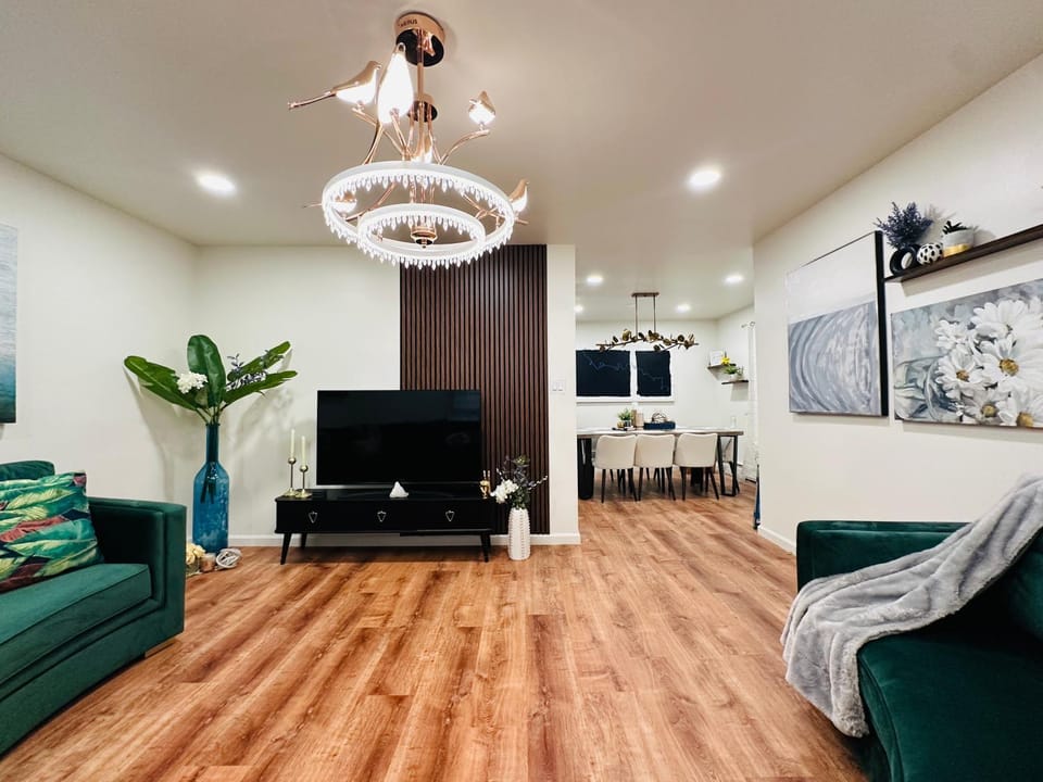 Communal lounge/ TV room, TV and multimedia, Living room, Seating area, Evening entertainment