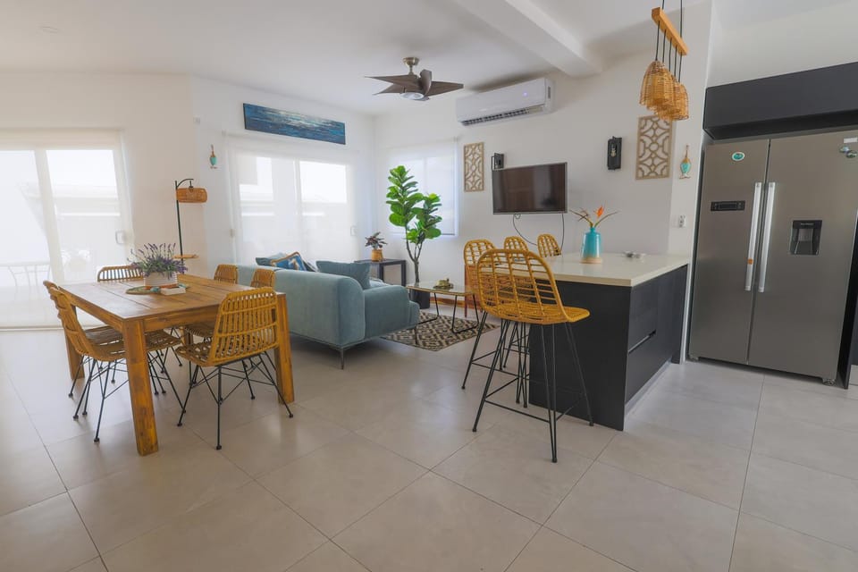 Communal lounge/ TV room, Kitchen or kitchenette, Dining area, air conditioner
