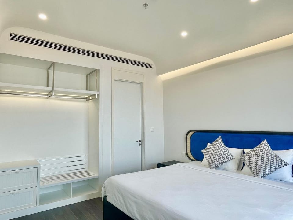 Bed, Photo of the whole room, Bedroom, wardrobe, air conditioner