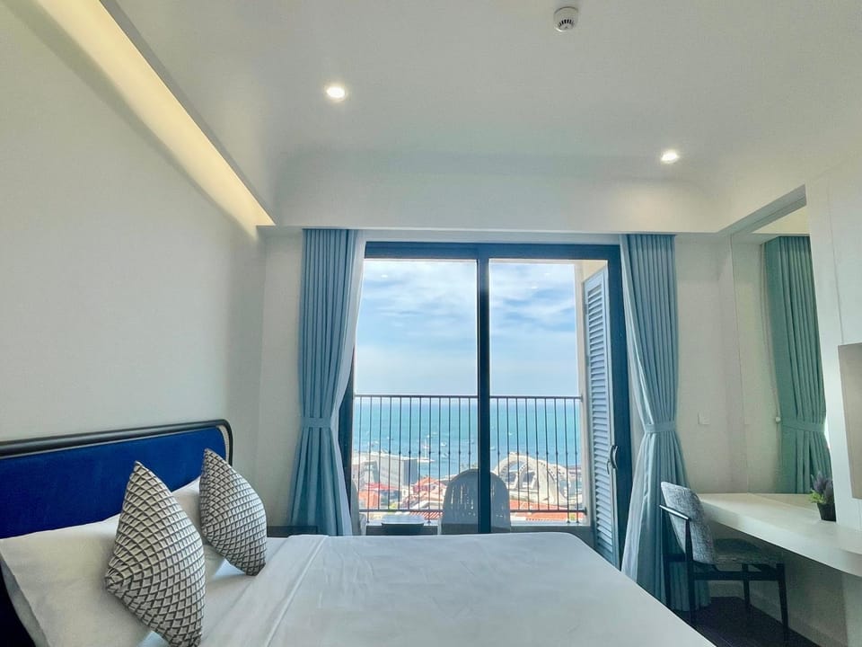 Bed, Natural landscape, View (from property/room), Balcony/Terrace, Photo of the whole room, Bedroom, Sea view