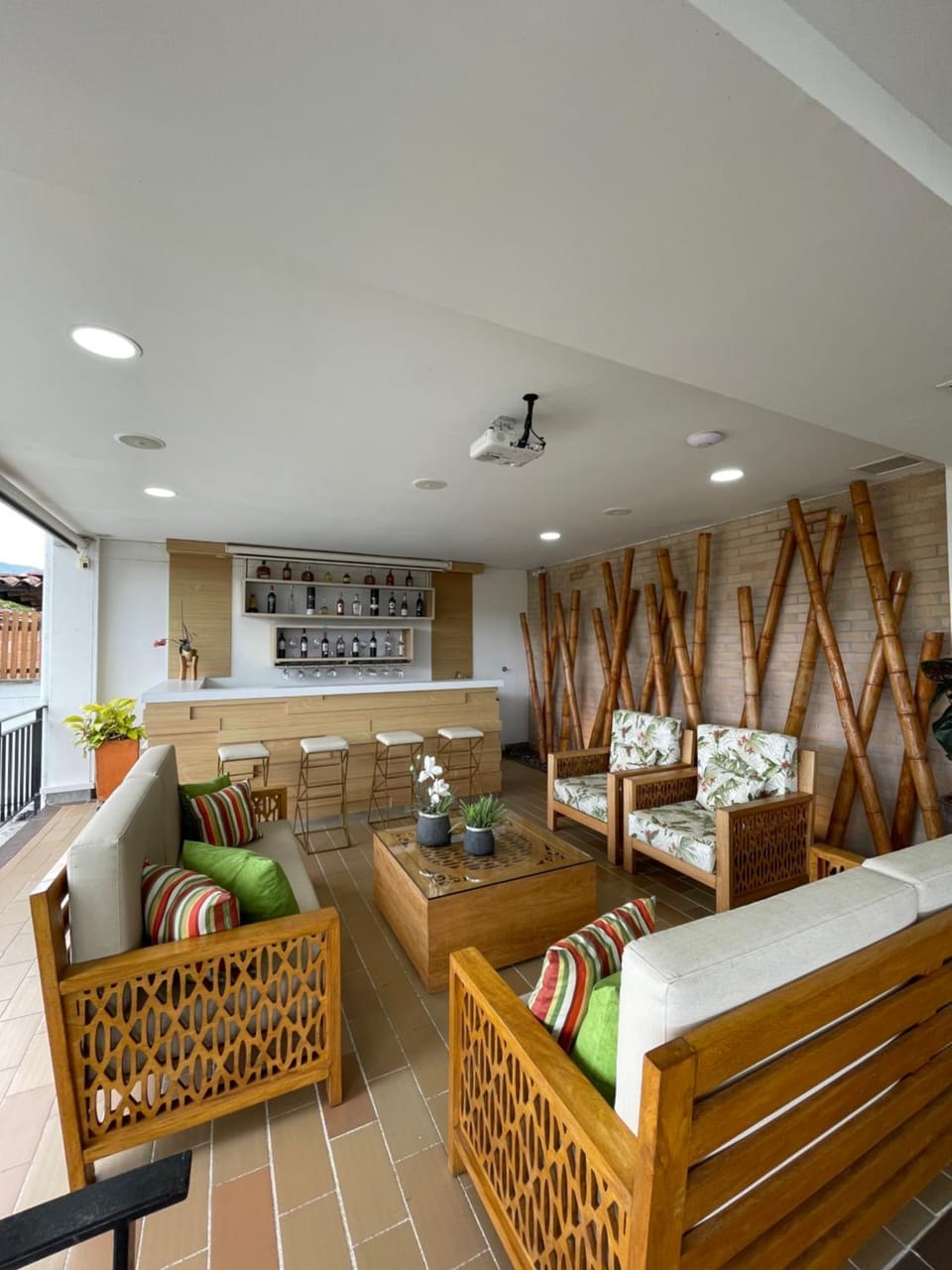 Restaurant/places to eat, Lounge or bar