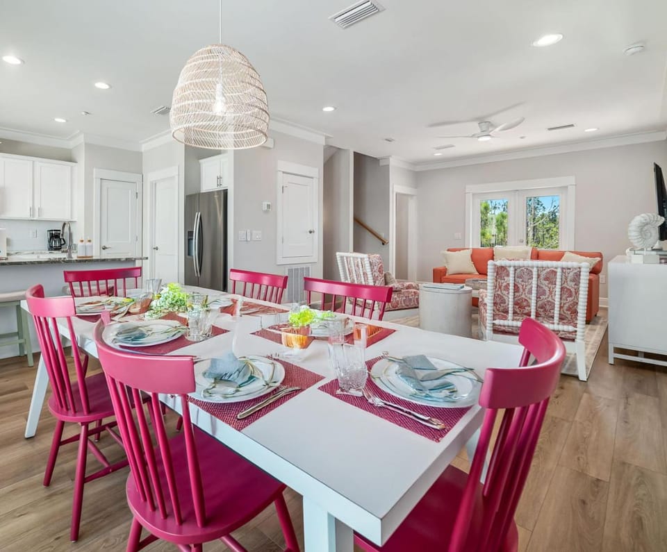 Living room, Food and drinks, Seating area, Dining area, Food