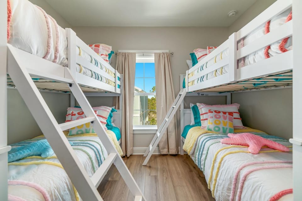 Bedroom, bunk bed