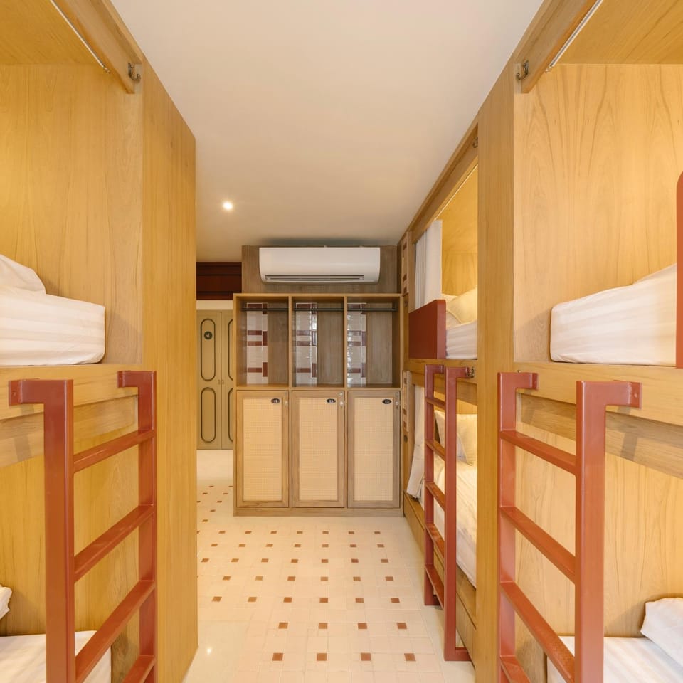 Bedroom, bunk bed, air conditioner