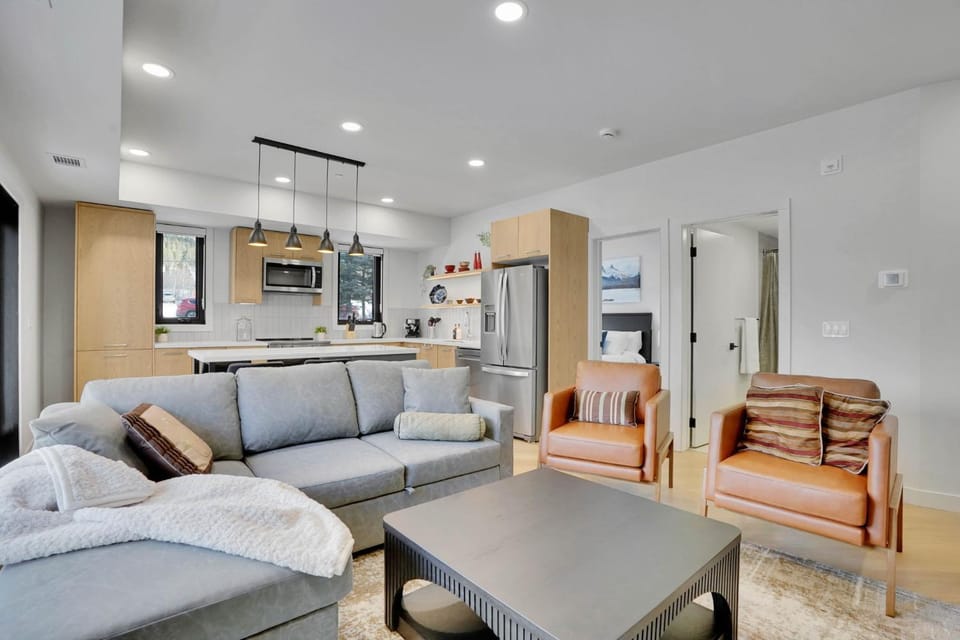 3 Bedroom with Heated Outdoor Pool and Hottub! Apartment in Canmore