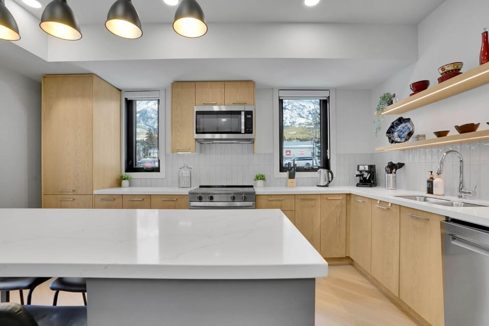 3 Bedroom with Heated Outdoor Pool and Hottub! Apartment in Canmore