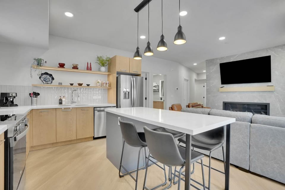 3 Bedroom with Heated Outdoor Pool and Hottub! Apartment in Canmore
