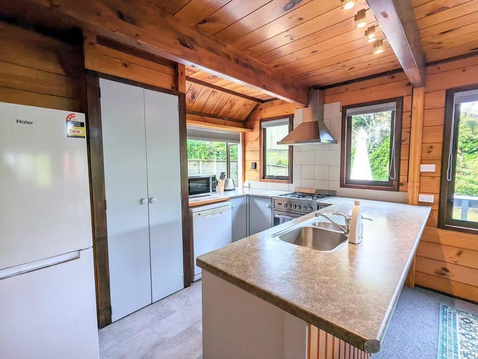 Moncur Villa, cozy and close golf course, self check in House in Rotorua