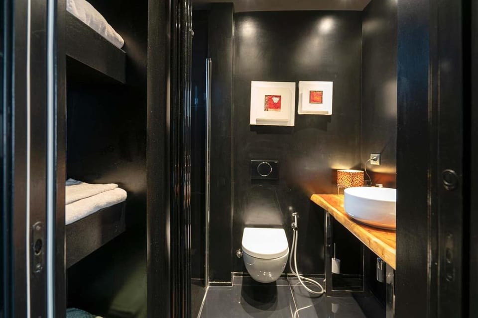 Toilet, Bathroom, towels
