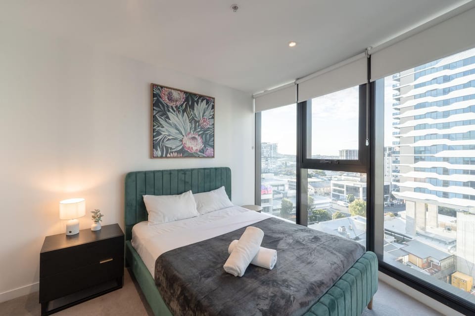 Modern Valley Pad with Rooftop Pool, Study & Parking Apartment in Brisbane