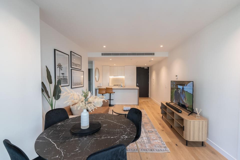 Modern Valley Pad with Rooftop Pool, Study & Parking Apartment in Brisbane