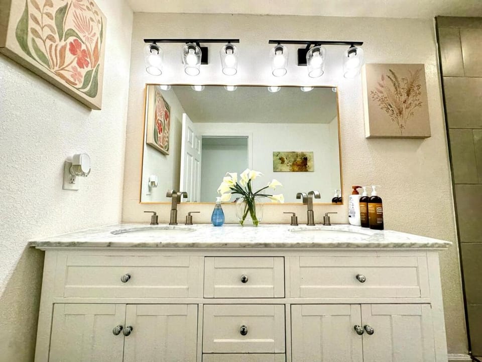 Large 6B3B House in the Center of Sunnyvale House in Santa Clara