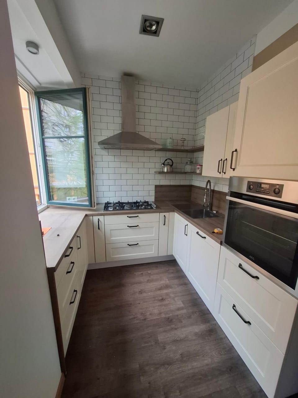 Kitchen or kitchenette, dishwasher, stove
